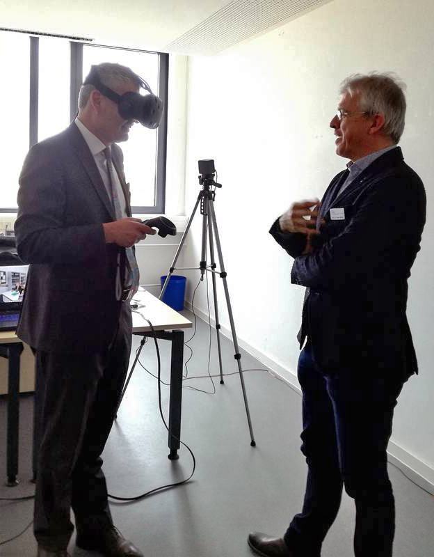 Holger Stahlknecht (links) probiert Prof. Thomas Wolbers' VR-Brille aus