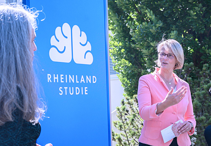 Anja Karliczek zu Besuch bei der Rheinland Studie