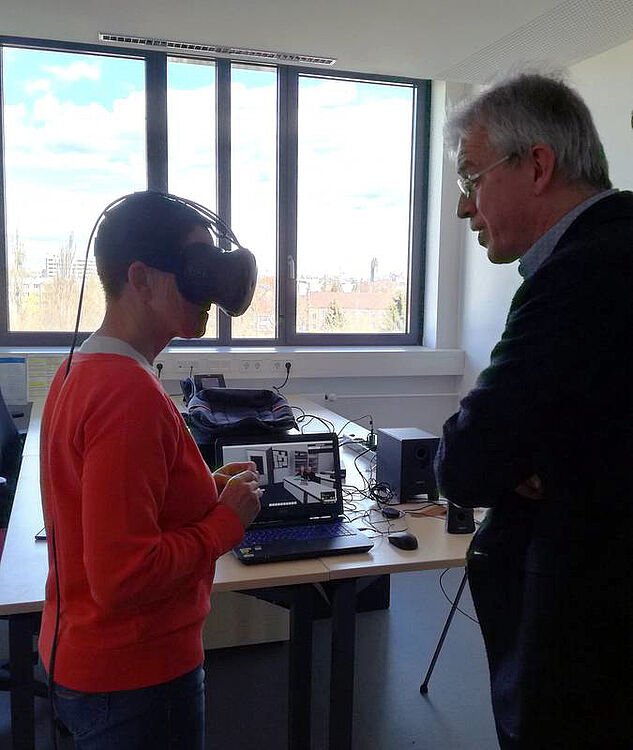 View through the VR glasses: Petra Sitte (left) with Prof. Thomas Wolbers.