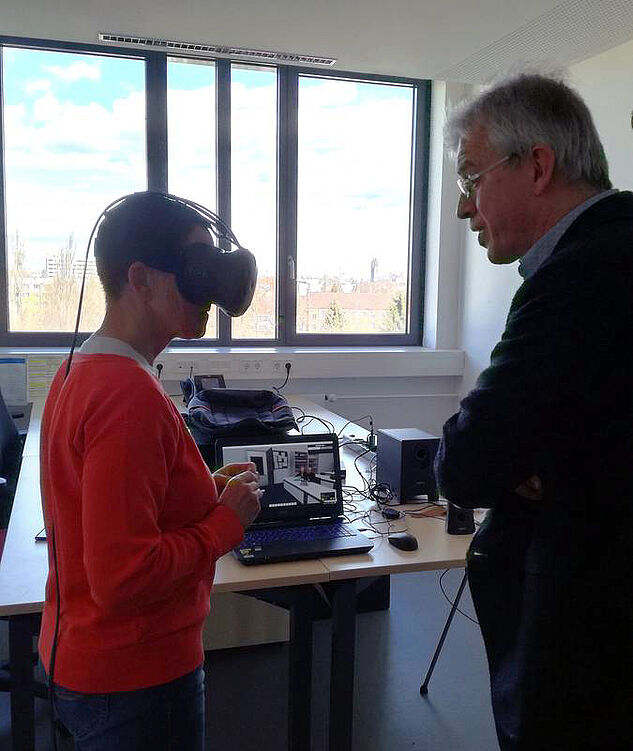View through the VR glasses: Petra Sitte (left) with Prof. Thomas Wolbers.