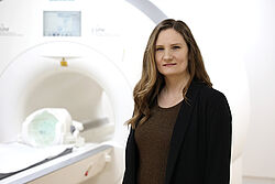 Porträt of Dr. Alexandra Koch in front of a MRI scanner