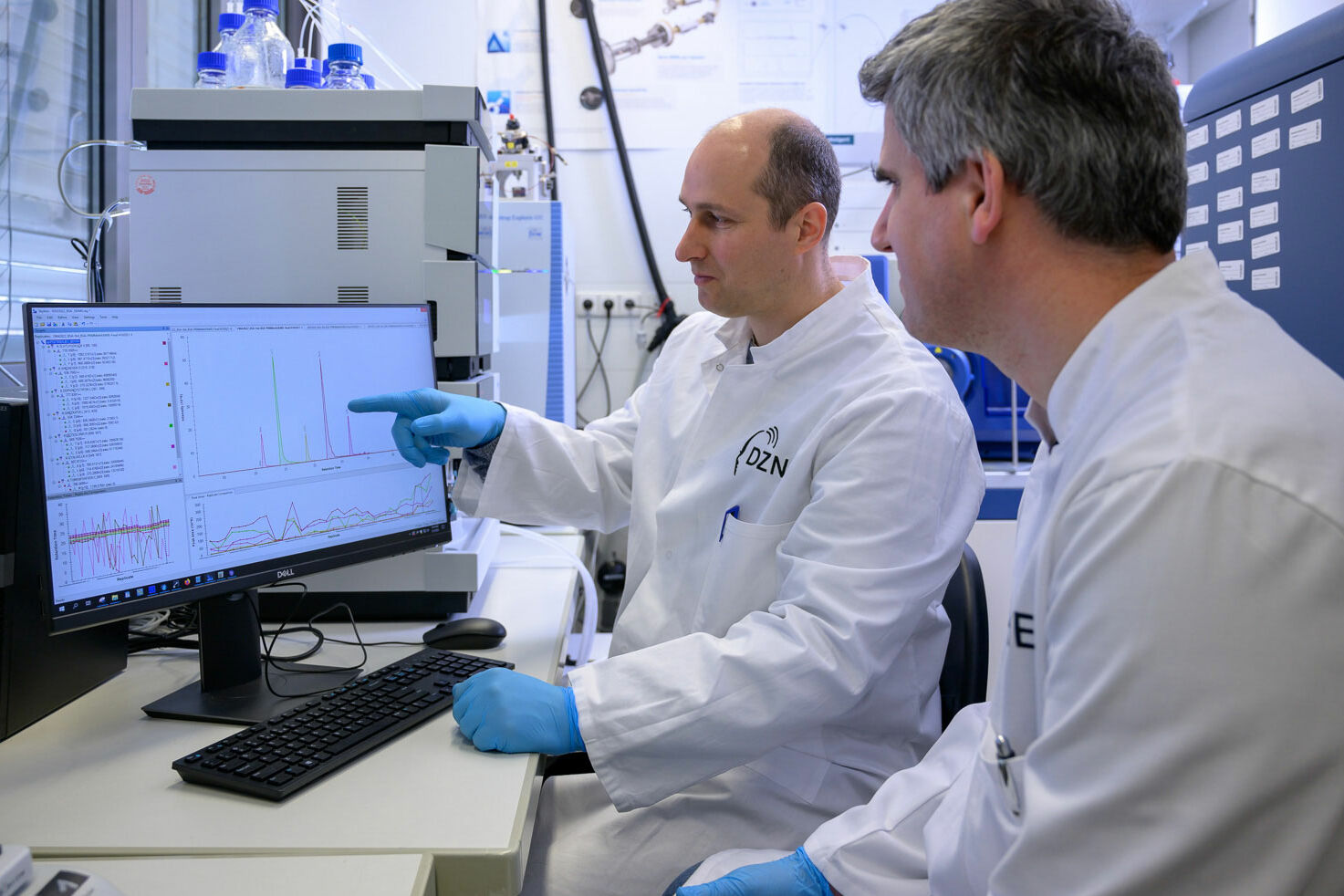 Bild zeigt Patrick Öckl und einen Mitarbeiter im Labor.
