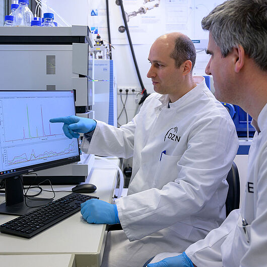 Picture shows Patrick Öckl and a scientist in the lab.