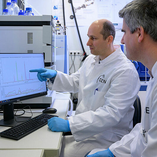 Bild zeigt Patrick Öckl und einen Mitarbeiter im Labor.