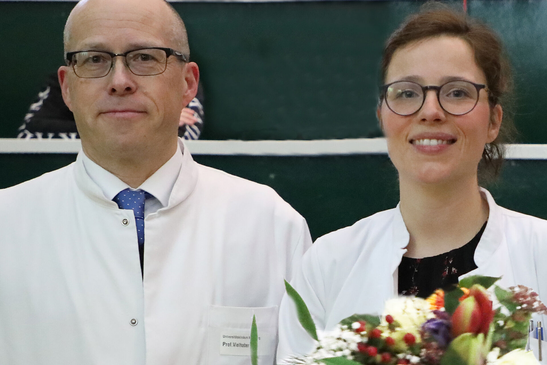 Prof. Stefan Vielhaber, Deputy Department Leadership of the University Department of Neurology with Prof. Stefanie Schreiber at the award ceremony. Image: Melitta Dybiona /UMMD