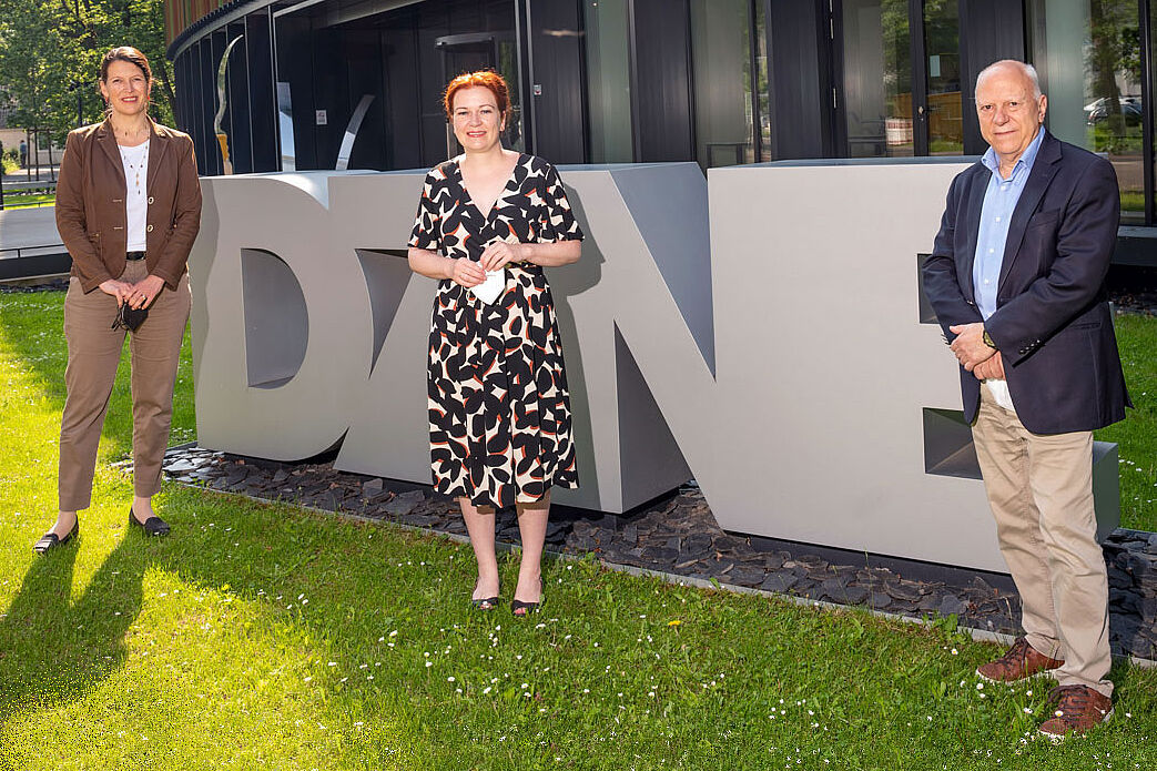 The picture shows Sabine Helling-Moegen, Administrative Director, Katja Dörner, Mayor of Bonn, and Pierluigi Nicotera, Chairman of the DZNE Executive Board.
