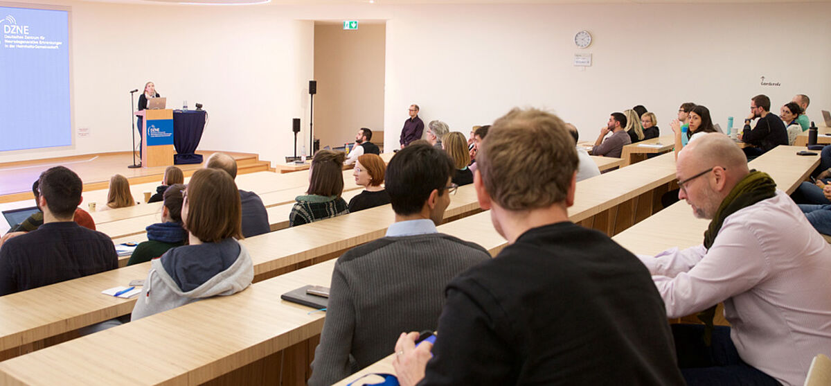 Dr. Sabrina Lehner presents the offers of the Career Center to young scientists and managers