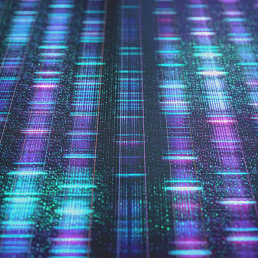 Die Grafik zeigt ein dichtes Raster aus vertikalen Spalten mit leuchtenden blauen, türkisen und violetten Markierungen. Die Muster erinnern an DNA-Sequenzierungsdaten, Genexpressionsprofile oder andere genomische Analysen. Die unterschiedlich intensiven Signale erzeugen den Eindruck großer biologischer Datensätze und moderner Bioinformatik- oder Genomforschung. Da keine Beschriftungen oder Skalen sichtbar sind, dient die Darstellung vor allem der Visualisierung komplexer genetischer Daten.