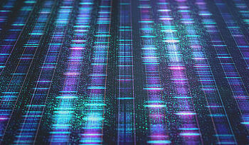 Die Grafik zeigt ein dichtes Raster aus vertikalen Spalten mit leuchtenden blauen, türkisen und violetten Markierungen. Die Muster erinnern an DNA-Sequenzierungsdaten, Genexpressionsprofile oder andere genomische Analysen. Die unterschiedlich intensiven Signale erzeugen den Eindruck großer biologischer Datensätze und moderner Bioinformatik- oder Genomforschung. Da keine Beschriftungen oder Skalen sichtbar sind, dient die Darstellung vor allem der Visualisierung komplexer genetischer Daten.