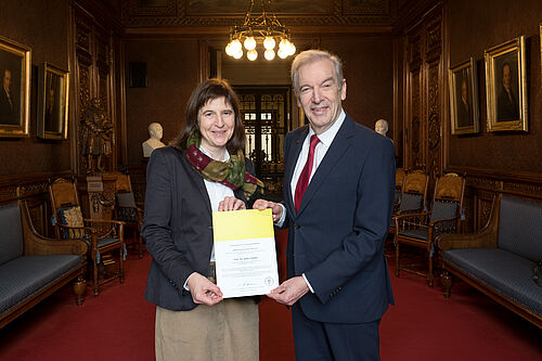Jutta Gärtner with award certificate
