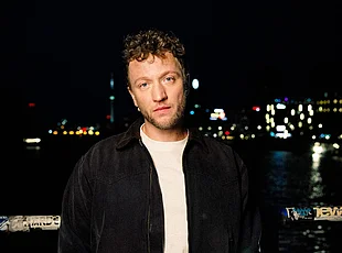 Das Foto zeigt Singer-Songwriter JORIS.
