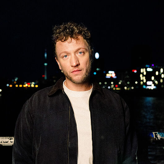 Das Foto zeigt Singer-Songwriter JORIS.