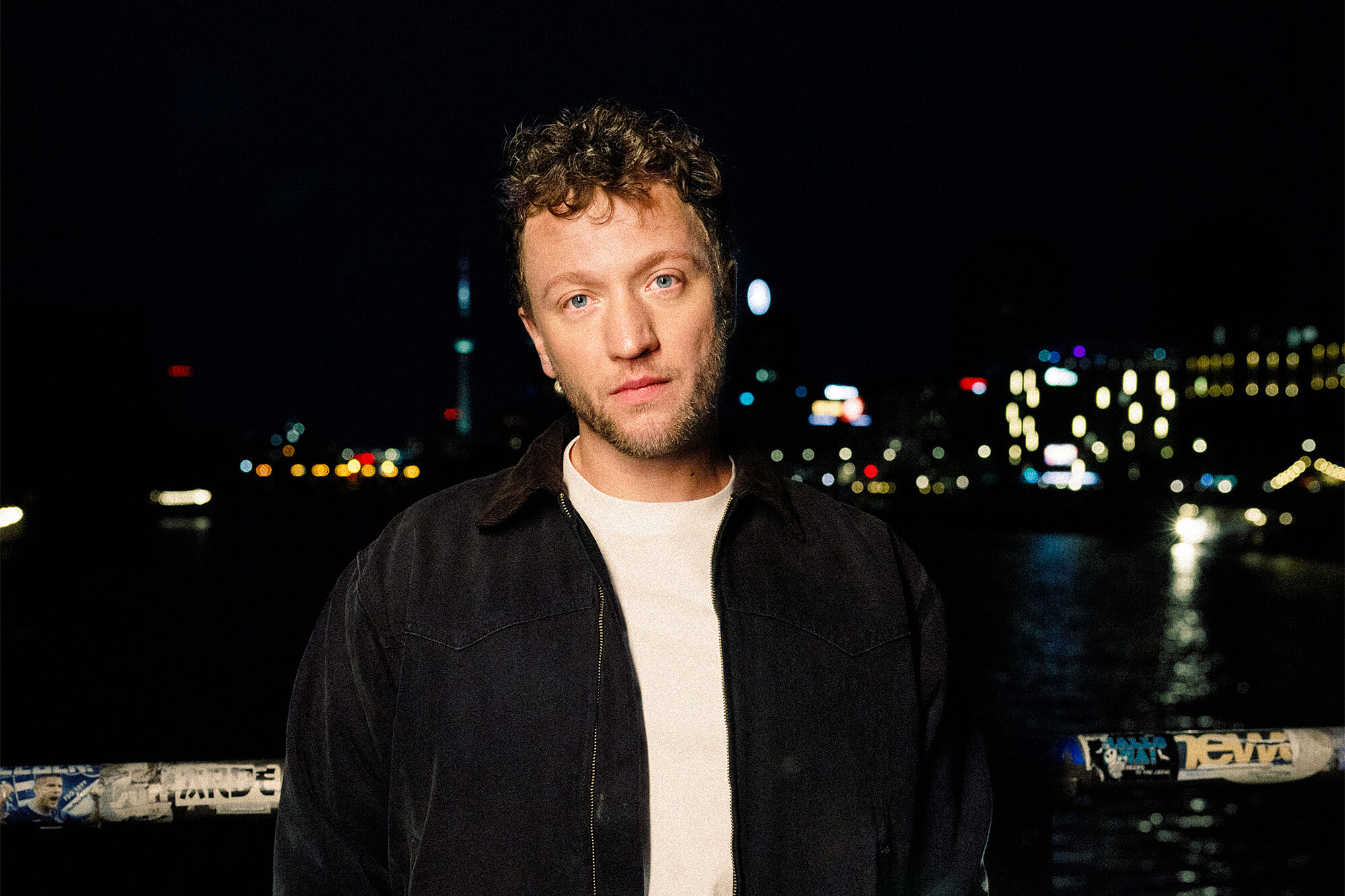 Das Foto zeigt Singer-Songwriter JORIS.
