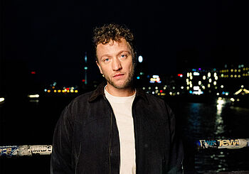 Das Foto zeigt Singer-Songwriter JORIS.