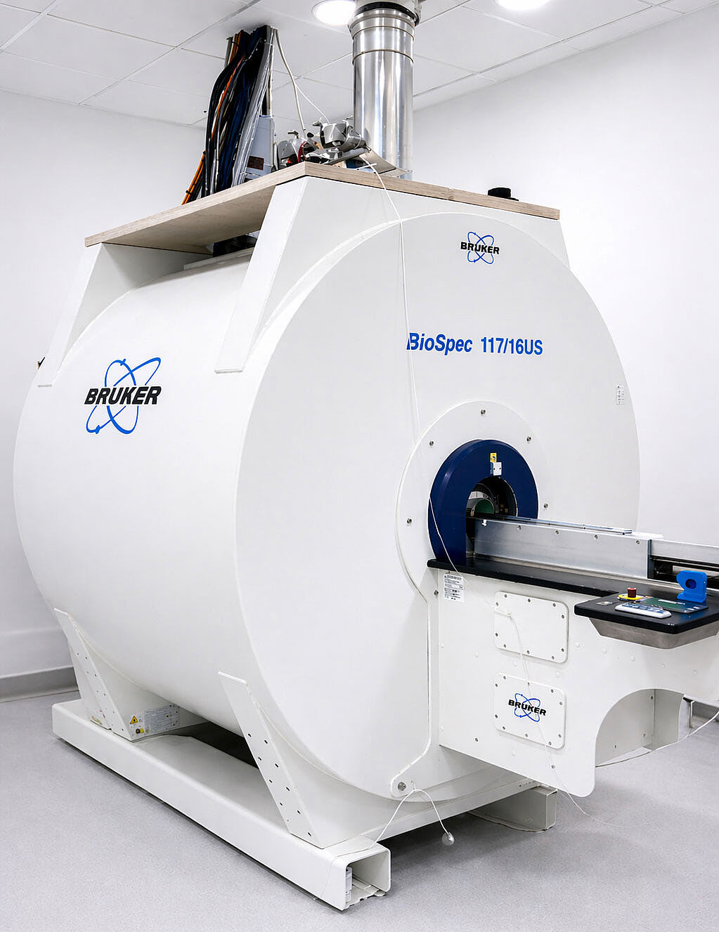 Small-Animal-MRT mit der Aufschrift „Bruker BioSpec 117/16 US“ in einem Laborraum.
