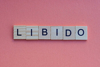 Symbolbild zeigt das Wort Libido, das mit Scrabble-Steinen gelegt ist.