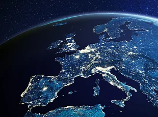 Blick aus dem Weltraum auf Europa bei Nacht mit den Lichtern zahlreicher Städte und Ballungsräume.