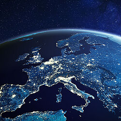 Blick aus dem Weltraum auf Europa bei Nacht mit den Lichtern zahlreicher Städte und Ballungsräume.