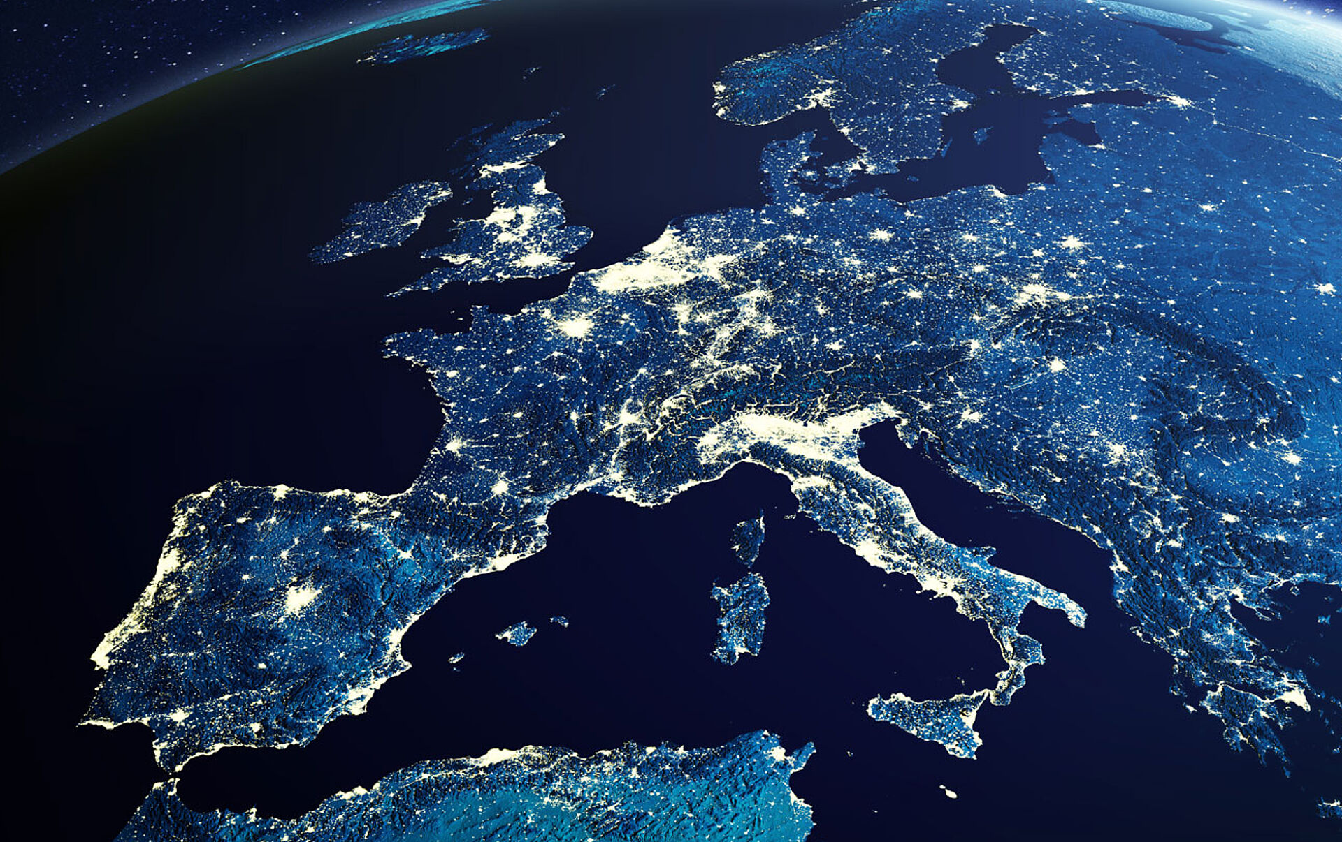Blick aus dem Weltraum auf Europa bei Nacht mit den Lichtern zahlreicher Städte und Ballungsräume.